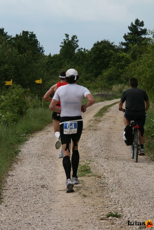 Ultrabalaton futás 2010 futás futók Dörgicse után, runner