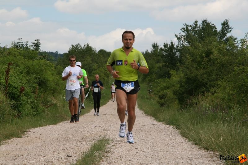 Ultrabalaton futás 2010 futás futók Dörgicse után, Fendrik László LA slow