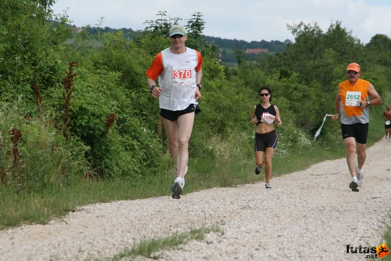 Ultrabalaton futás 2010 futás futók Dörgicse után, Lótifuti Matildka csapat