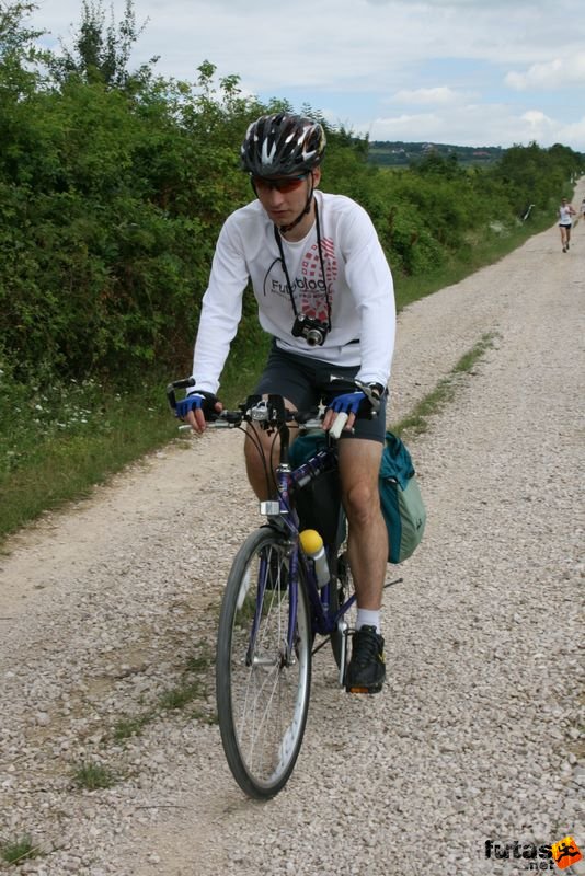 Ultrabalaton futás 2010 futás futók Dörgicse után, Futóblog kerékpáros kísérő