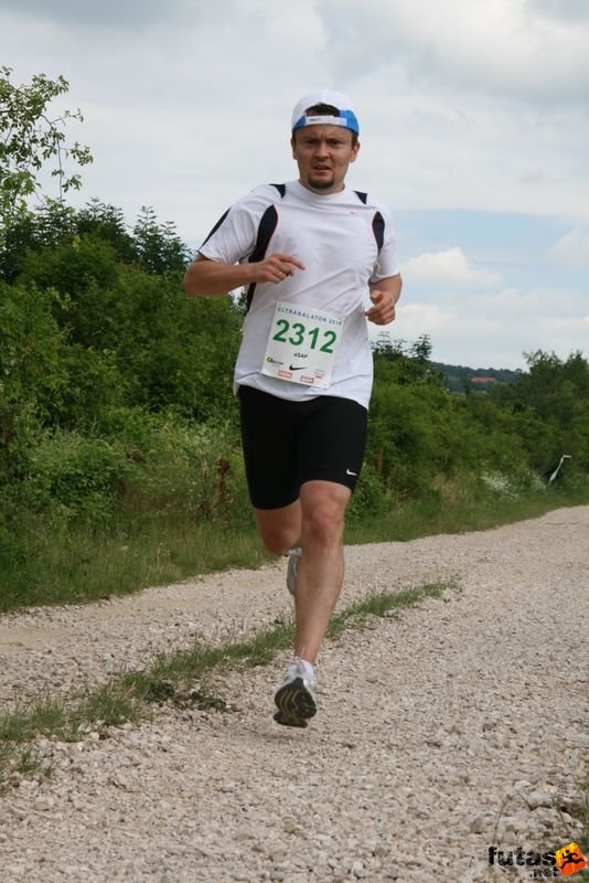 Ultrabalaton futás 2010 futás futók Dörgicse után, asap