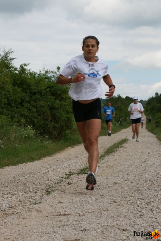 Ultrabalaton futás 2010 futás futók Dörgicse után, Zita