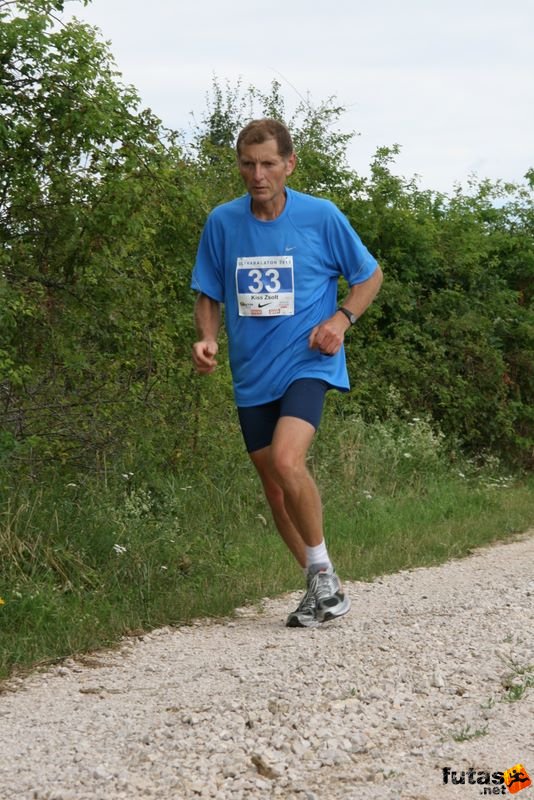 Ultrabalaton futás 2010 futás futók Dörgicse után, Kiss Zsolt