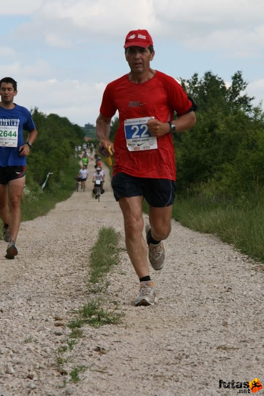 Ultrabalaton futás 2010 futás futók Dörgicse után, bajcsi sanyi