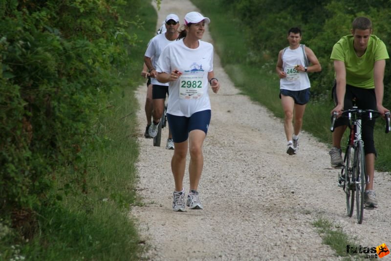 Ultrabalaton futás 2010 futás futók Dörgicse után, 54. Veszprém Légtér-csajszik