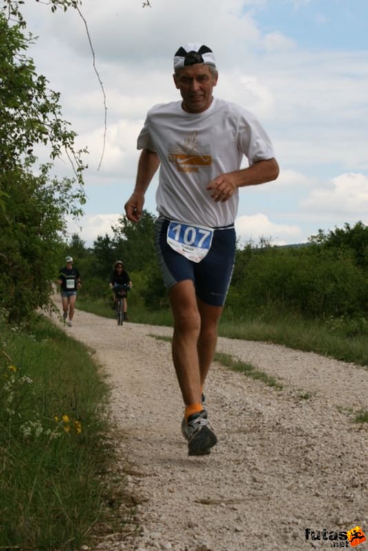 Ultrabalaton futás 2010 futás futók Dörgicse után, Domán Gábor Ultrabalato 2010 Dörgicse Köveskál