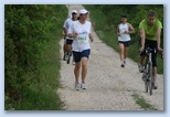 Ultrabalaton futás 2010 futás futók Dörgicse után 54. Veszprém Légtér-csajszik