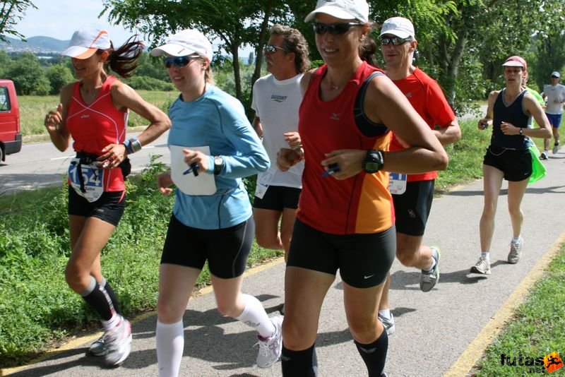 Ultrabalaton Rajt Tihany 2010, ultrafutó lányok: Dr. Lubics Szilvia, Gurdon Éva, Máténé Varju Edit, ultrafutó fiúk futnak utánuk