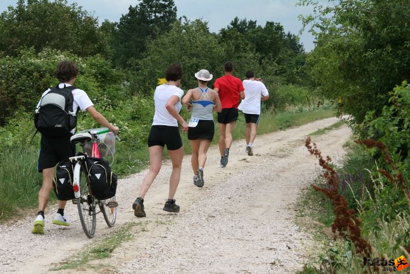 Ultrabalaton Running 2010, futás Köveskál felé a köves úton