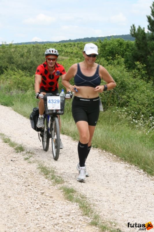 Ultrabalaton Running 2010, Máténé Varju Edit és kísérője pecsenye