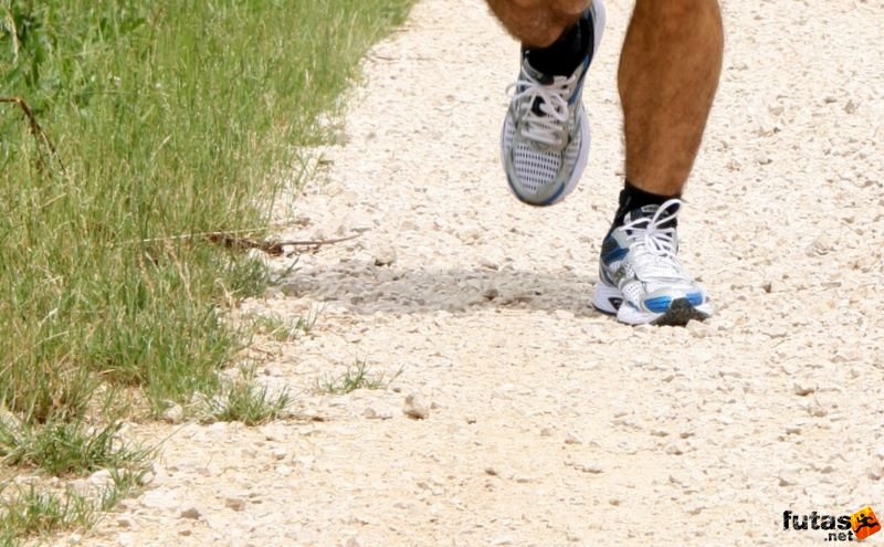 Futás Saucony futócipőben, Ultrabalaton Running 2010, Saucony futócipő, futás köves úton Köveskál felé