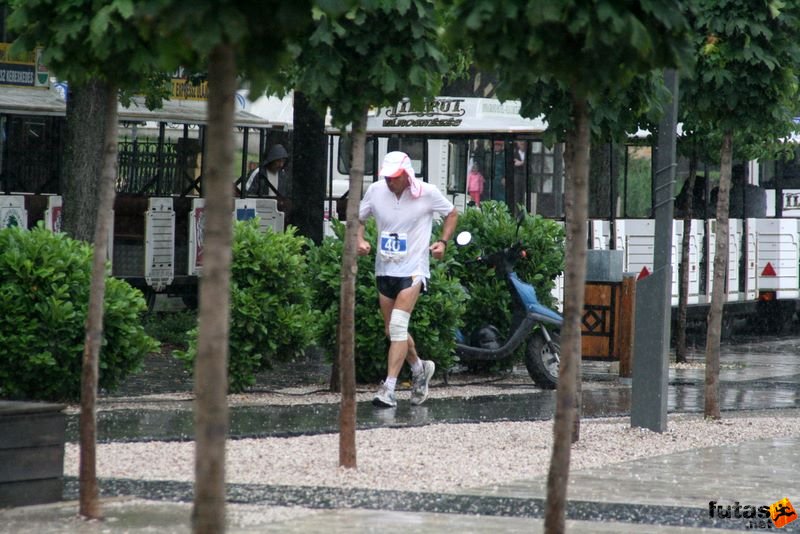 Ultrabalaton Ultrafutás, Bögi Sándort a nyári zápor áztatja a Balatonnál