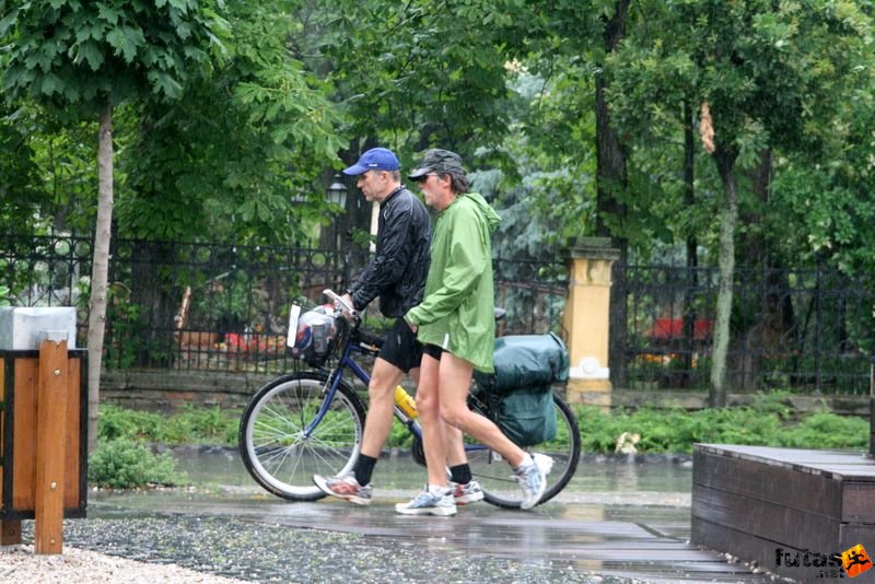 Ultrabalaton Ultrafutás, esőkabátban