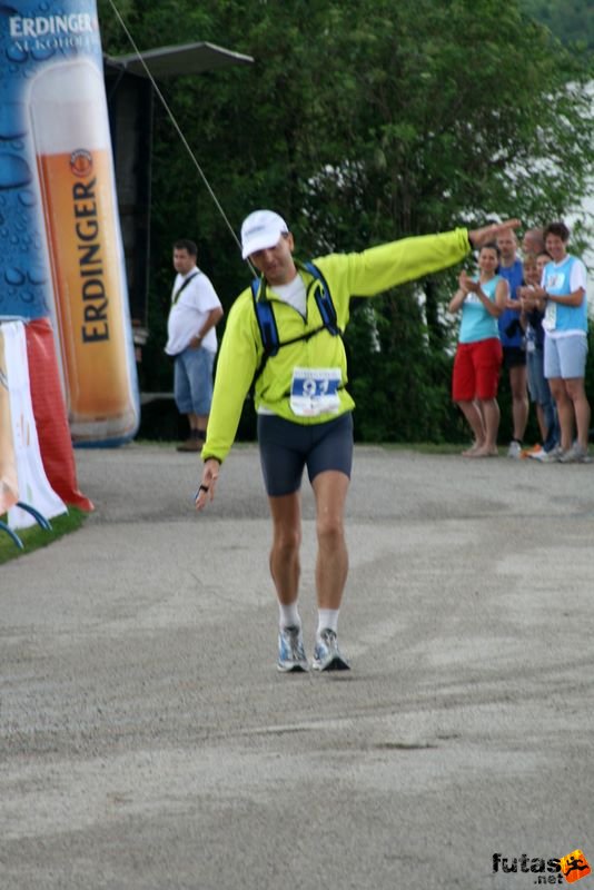 Ultrabalaton Ultrafutás, Besenyei József bevitorlázik a célba