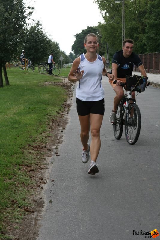 Ultramarathon Ultrabalaton Hungary, ultrabalaton futó futó lány repülő fázisban