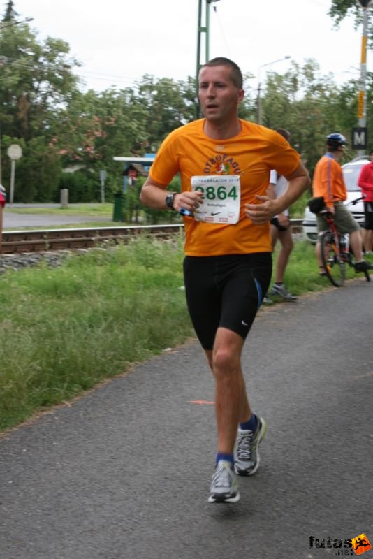 Ultramarathon Ultrabalaton Hungary, Blue in Orange, Blut csak deréktől lefelé lehet nézni, mivel most narancsban fut
