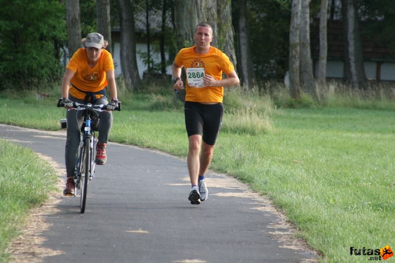 Ultramarathon Ultrabalaton Hungary, Nothofagus, Lukács Albert ﻿ blue narancs csapatpólóban