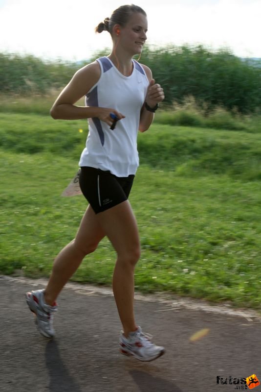 Ultramarathon Ultrabalaton Hungary, futó lány a Balaton déli partján
