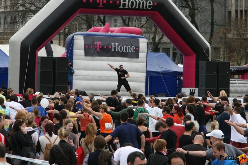 T-Home Vivicittá Városvédő futás 2010, bemelegítés a Vivicittá futás előtt