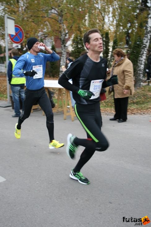 Makár László a félmaratonon a második és mögötte Zsódér Zsolt aki első lett Balaton Maraton futás