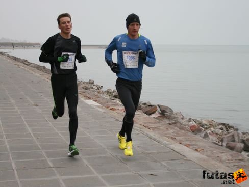 Makár László és Zsódér Zsolt a félmaratonon a győzelemért , itt még egymás mellett futnak Balaton Maraton futás