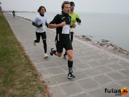 futók: Szurmik Attila mögötte Szabó Gábor és Gadányi Bálint Pécsi Triatlon Klub Balaton Maraton futás