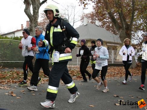 félmaratont fut a tűzoltó teljes felszerelésbe Balaton Maraton futás