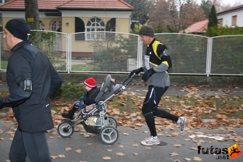 futás háromkerekű futó babakocsival Balaton Maraton futás