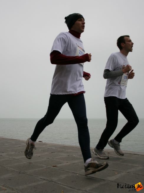 futók: Ádámok Balaton Maraton futás
