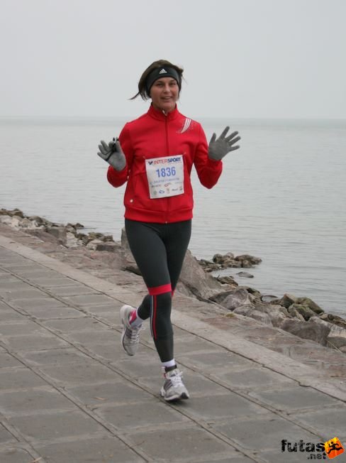 Judit ipolydamásdi futó Balaton Maraton futás