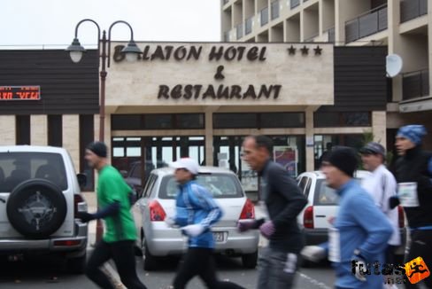futók  a Balaton Hotel & Restaurant előtt Balaton Hatod Maraton futás