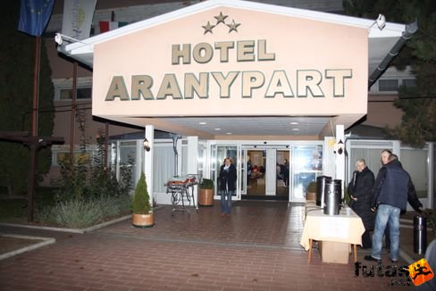 kakaó tea és forralt bor kimérés a Hotel Aranypart előtt Balaton Hatod Maraton futás