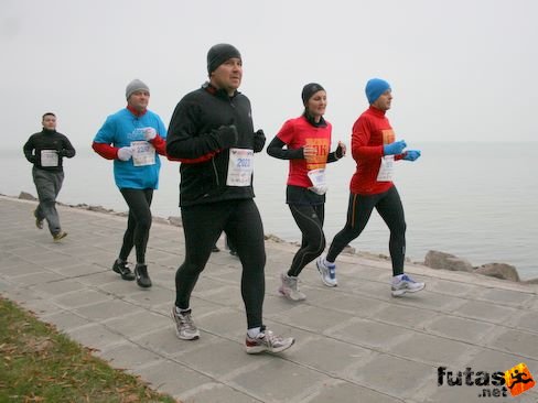futók DK Dagadt Köcsög futópólókban Balaton Maraton futás