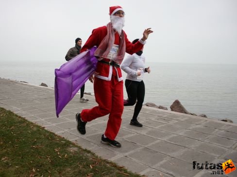 balatoni Mikulás úszómatraccal Balaton Maraton futás