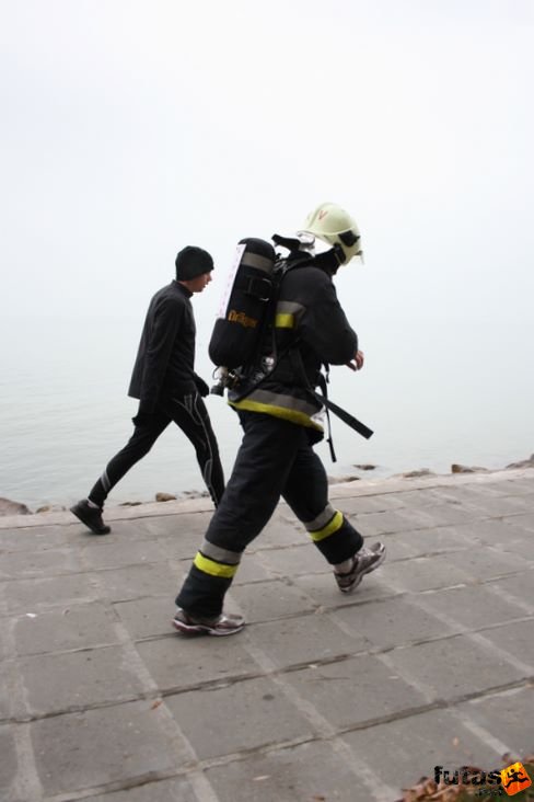 tűzoltó a Balaton parton Balaton Maraton futás