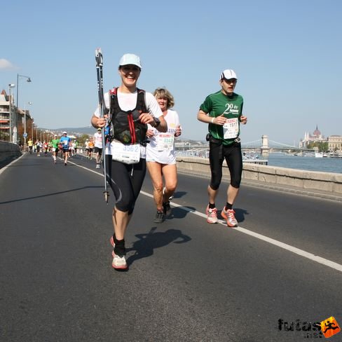 Aszfaltszaggató terepfutó tyúkok túrabottal Budapest Marathon futás