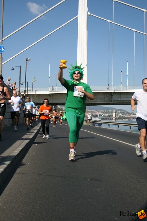 A nőként ábrázolt Szabadság egy fáklyát tart a jobbjában Budapest Marathon futás