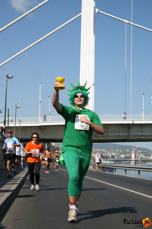 A  Szabadság egy fáklyát tart a jobbjában Budapest Marathon futás