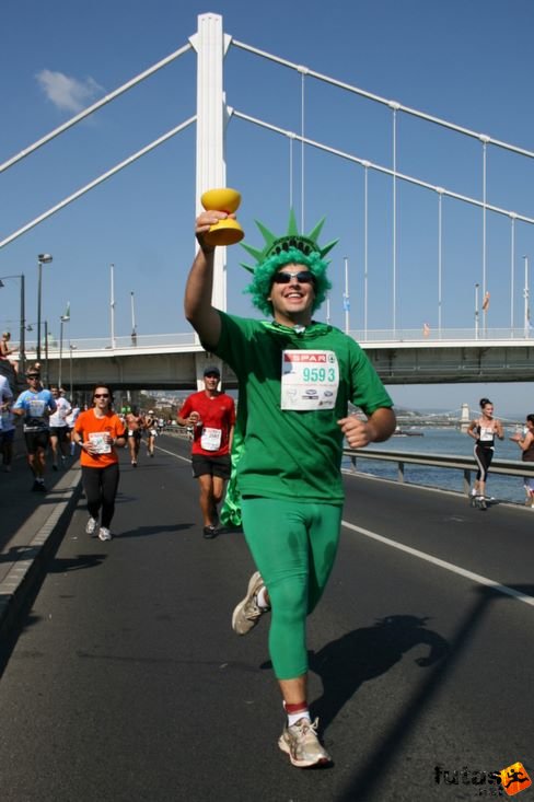 Szabadság-szobor az Erzsébet hídnál Budapest Marathon futás