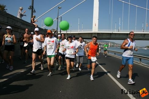 iramfutók és akik tartjájk a maratoni tempót Budapest Marathon futás