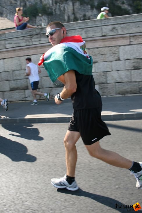 zászlóval Budapest Marathon futás