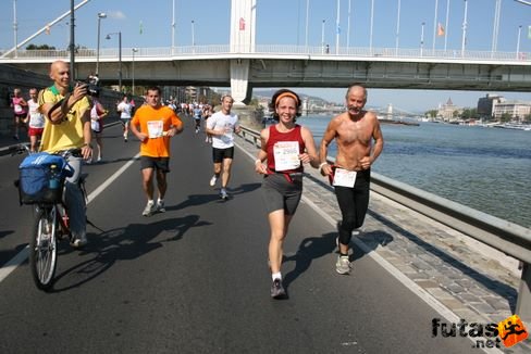 Tóth Anna és Drevenák Béla Esztergomi Futóművek futói Budapest Marathon futás