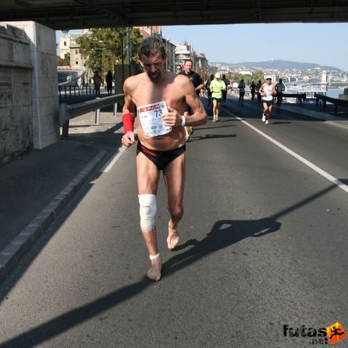 mezítlábas maratoni futás Budapest Marathon futás