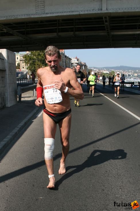 mezítláb fuó maratonista Budapest Marathon futás