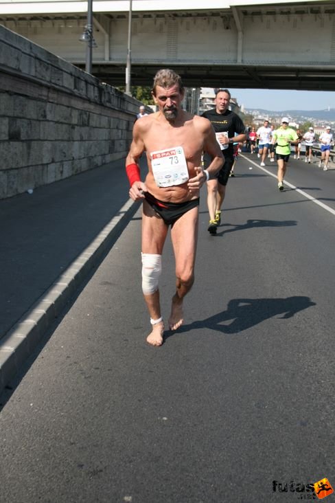 futás mezítláb az aszfalton Budapest Marathon futás