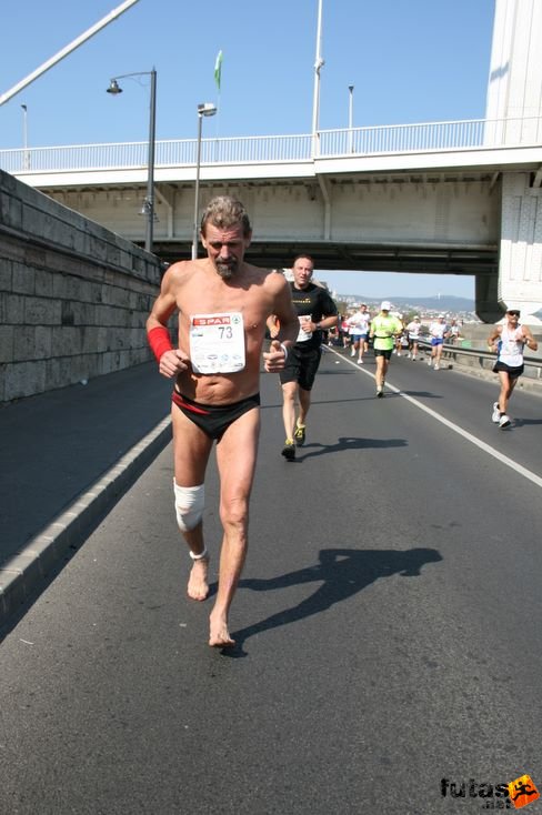 Pásztor György mezítláb futja le maratoni távot a forró aszfalton Budapest Marathon futás