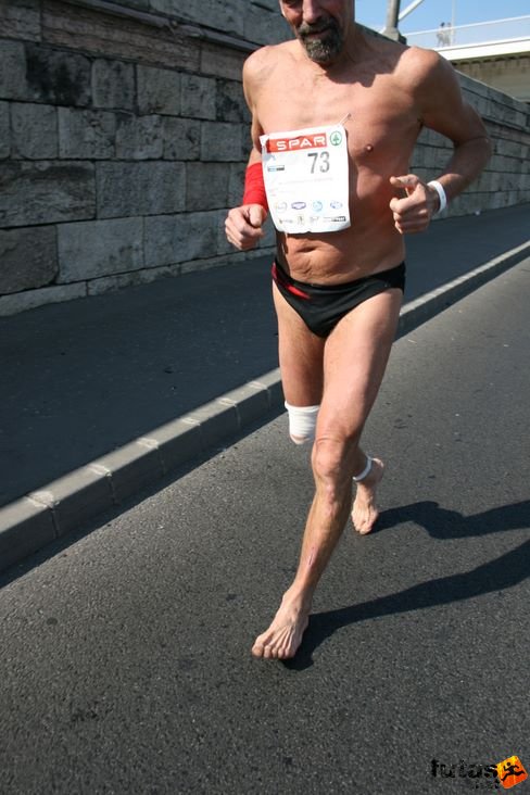 békéscsabai futó mezítláb Budapest Marathon futás