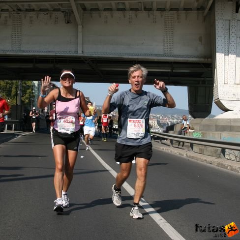 Kasztel Tünde Györgyi, Albicz Ernő az Erzsébet hídnál Budapest Marathon futás