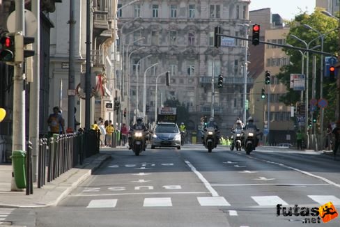 Spar Budapest Maraton felvezető motorosok és autó Budapest Marathon futás