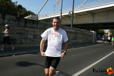 Bálint: Jesus Loves You! Budapest Marathon futás